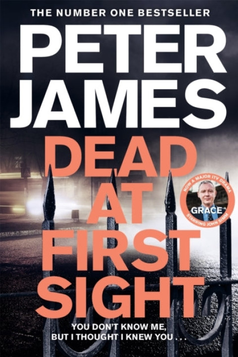 Omslag: Dead at First Sight