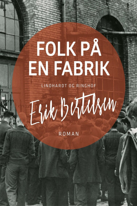Omslag: Folk på en fabrik