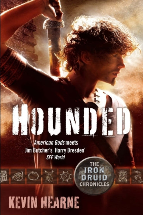 Omslag: Hounded