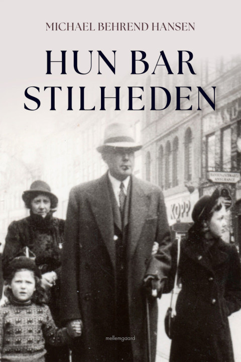 Omslag: Hun bar stilheden