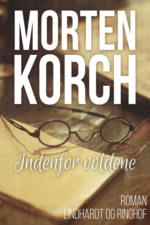 Omslag: Indenfor voldene