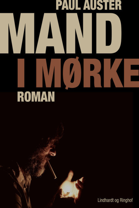 Omslag: Mand i mørke