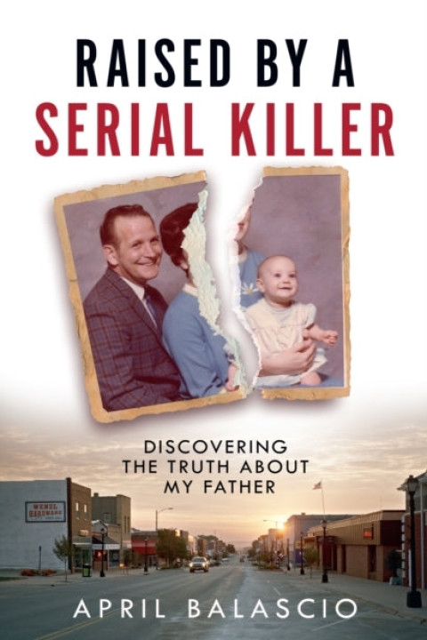 Omslag: Raised by a Serial Killer