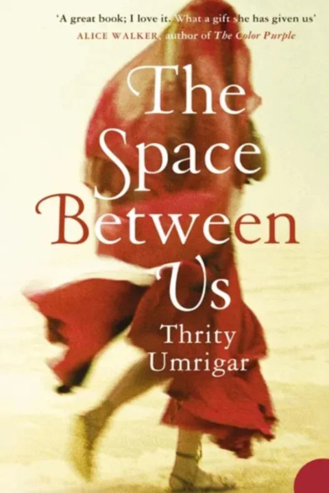 Omslag: SPACE BETWEEN US PB