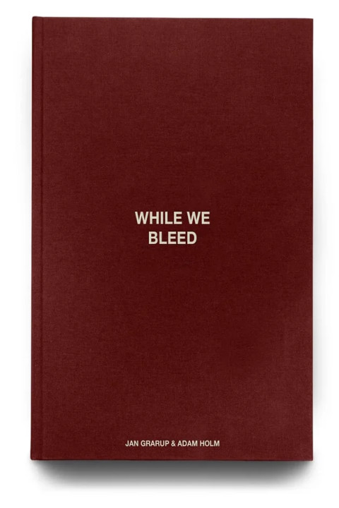 Omslag: WHILE WE BLEED